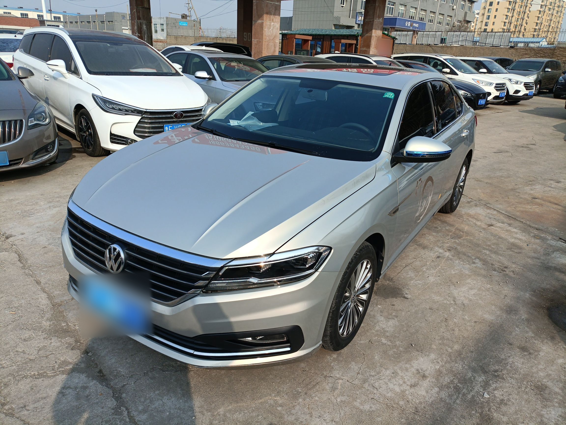 تحت مقدمة السيارة