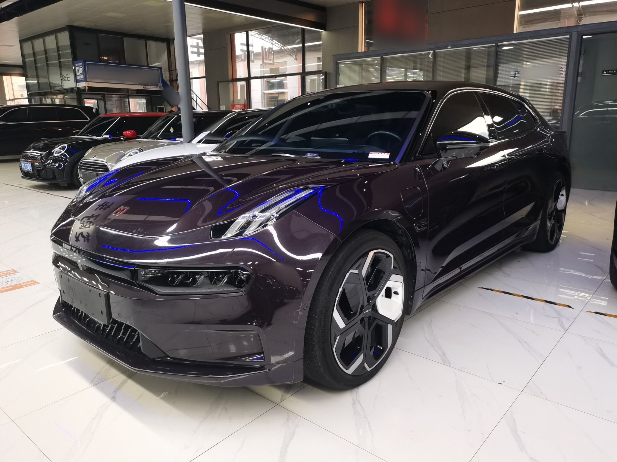 تحت مقدمة السيارة