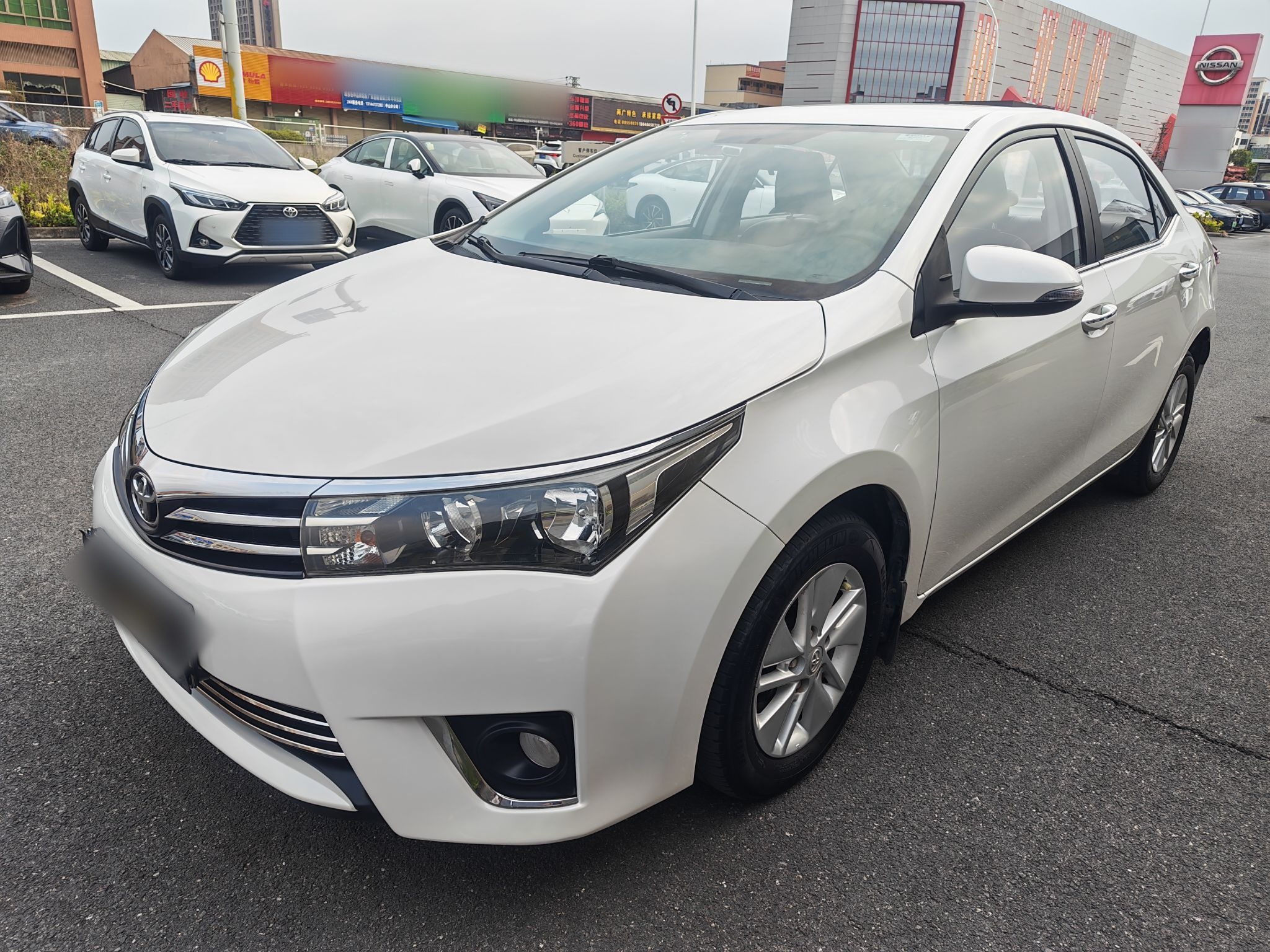 Под передней частью автомобиля