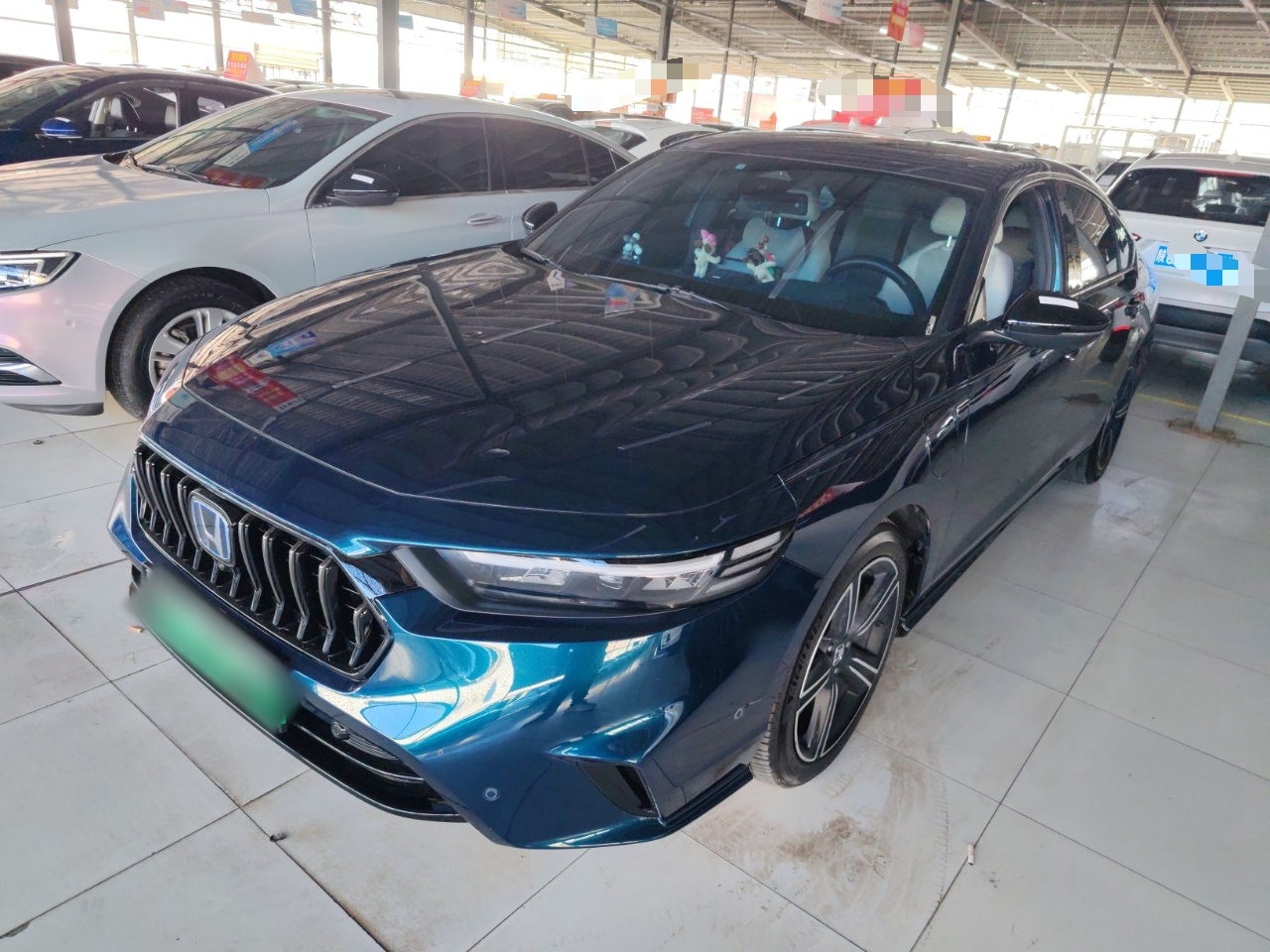 تحت مقدمة السيارة