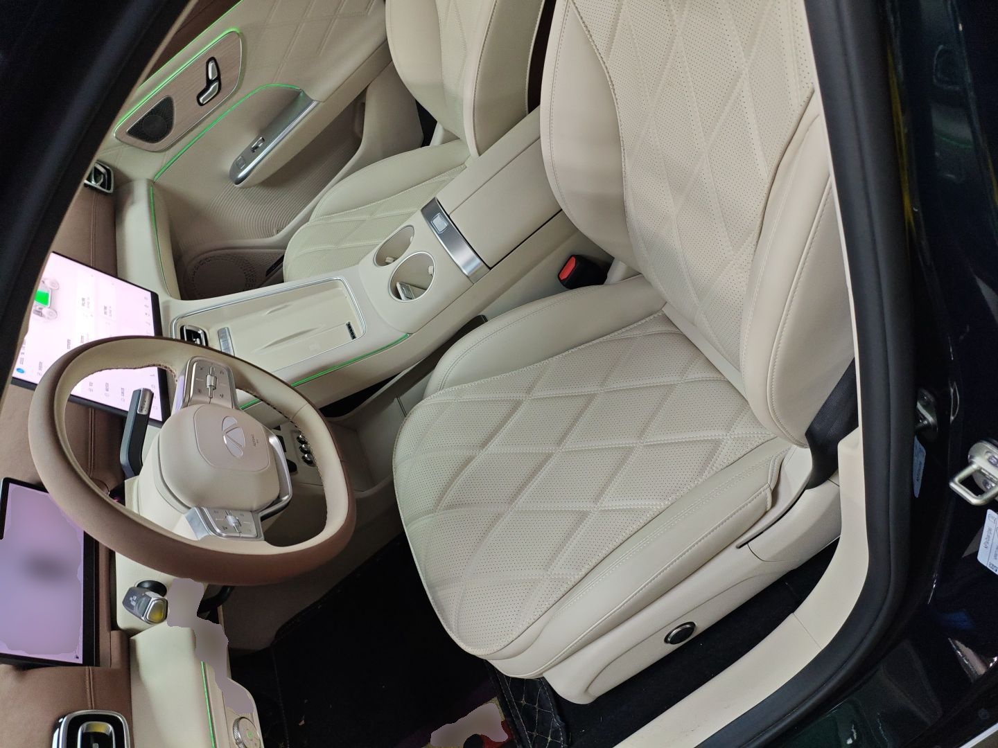 المقاعد الأمامية داخل السيارة