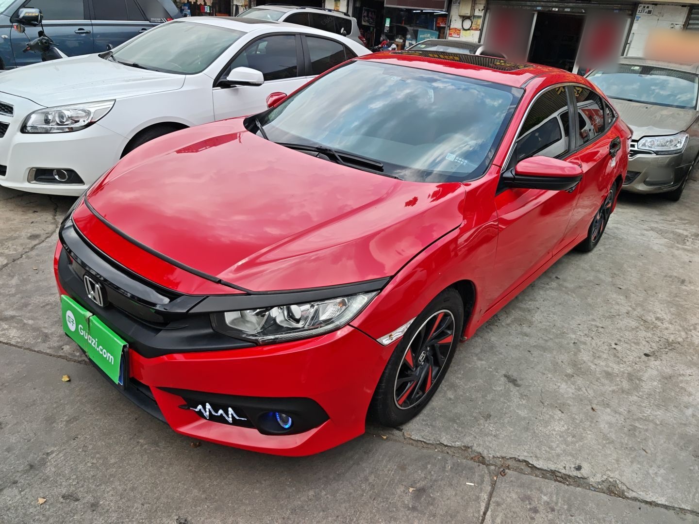 تحت مقدمة السيارة