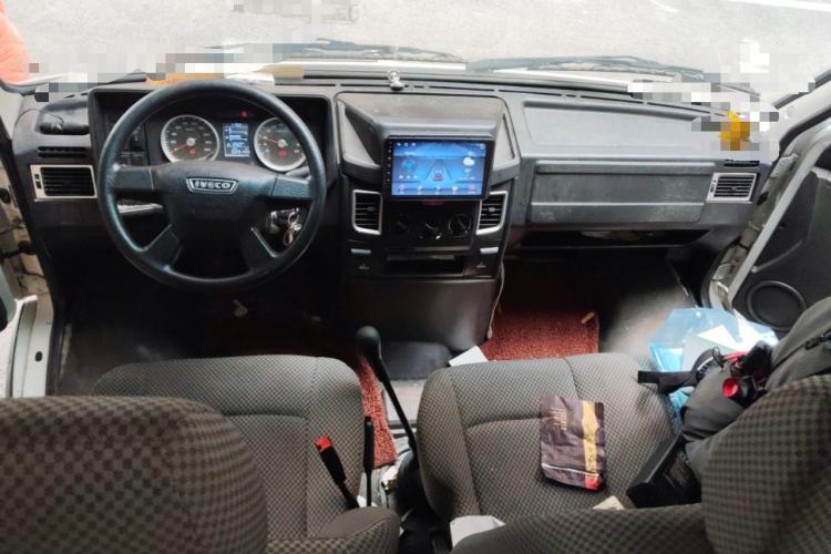 Used Iveco Daily 2020 2.5T A35 Passenger Van with Dual Tires Mid-Roof Design 5-9 Seater Side-Sliding Door China V Emission Standard