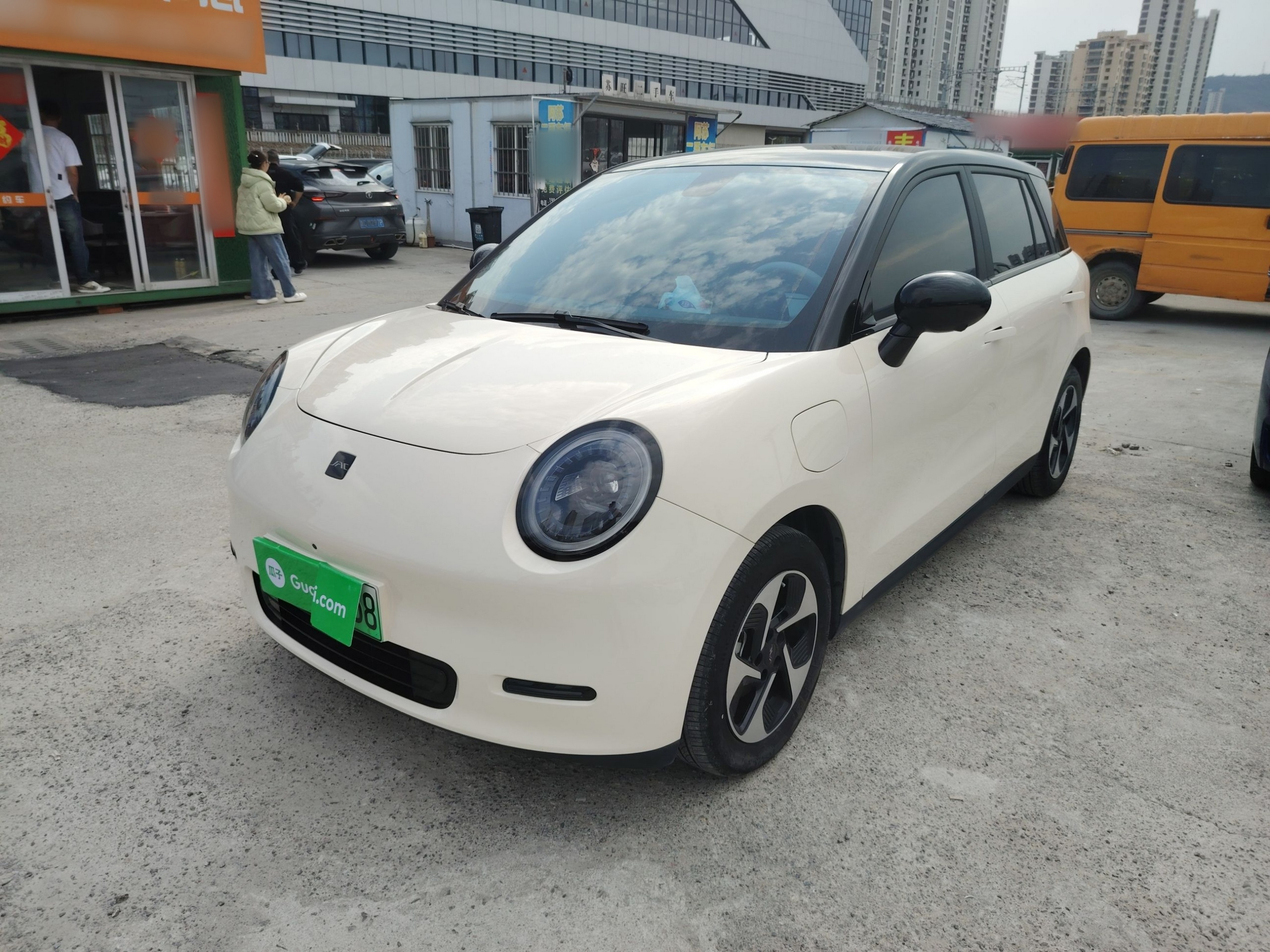 تحت مقدمة السيارة