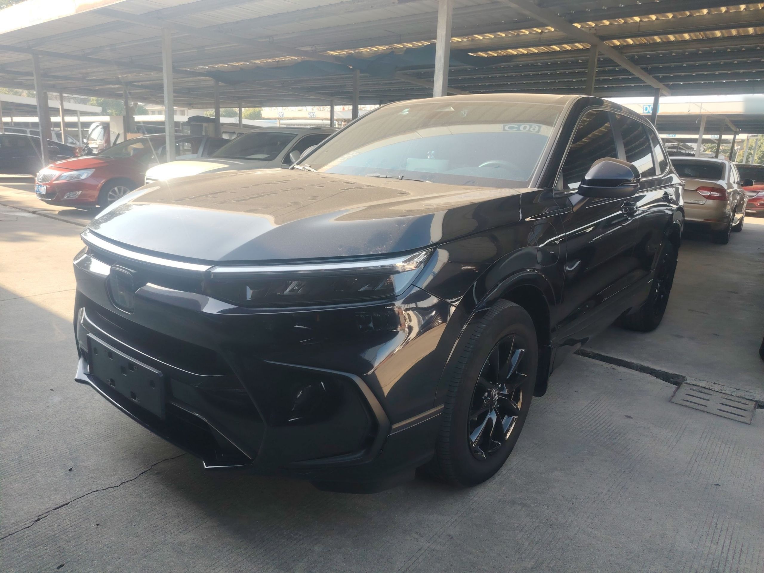 تحت مقدمة السيارة