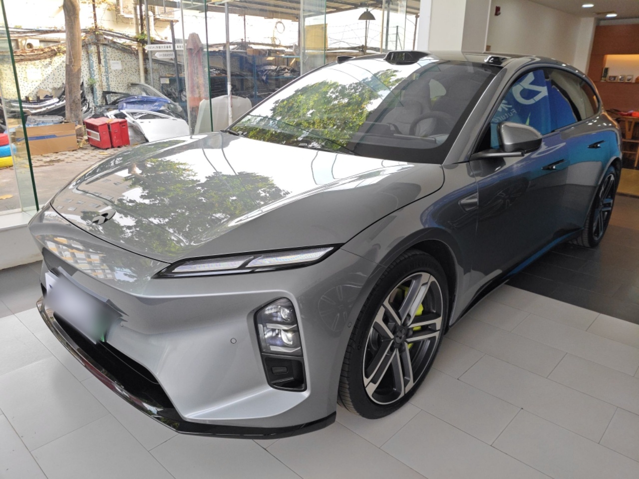 Под передней частью автомобиля