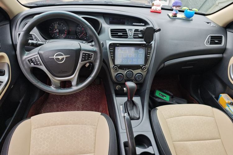 Used Haima Fumei 2014 M5 1.6L Automatic Elite Model Center Console