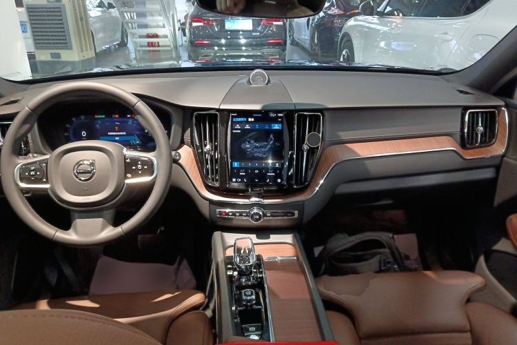 Used Volvo XC60 New Energy 2024 T8 Plug-in Hybrid Long-Range All-Wheel Drive Smart Luxury Edition
