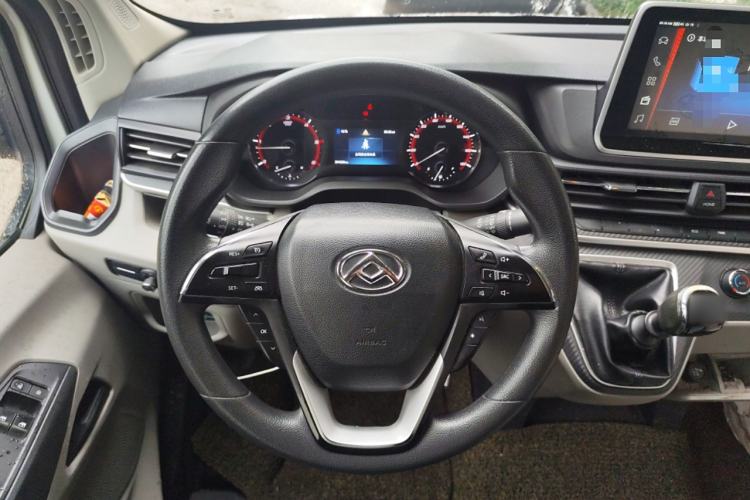 Used SAIC MAXUS Xintu V90 2019 2.0T Manual ZhiDuXing Rear-Drive Single-Tire Extended-Height Roof 7-Seater
