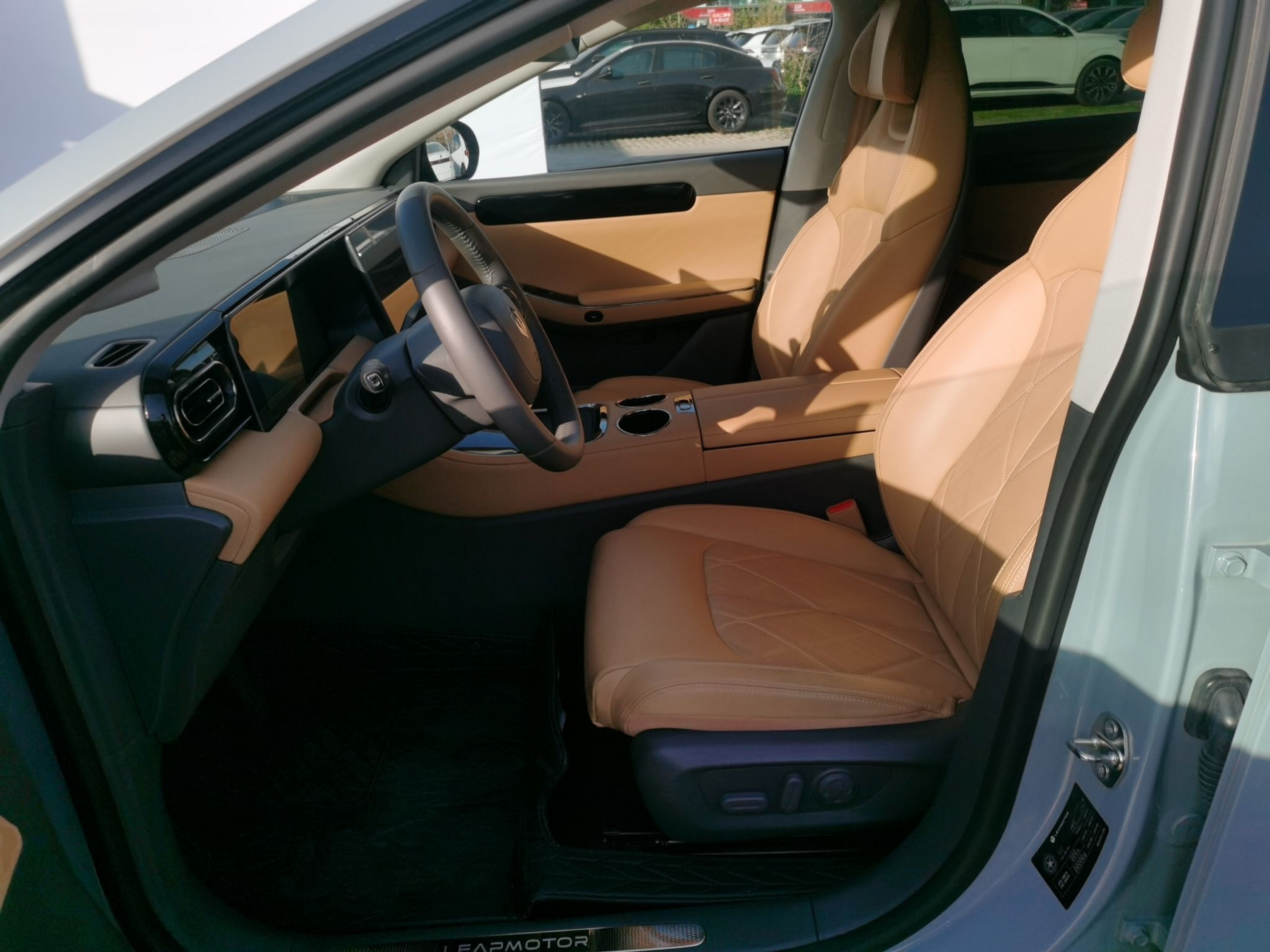 المقاعد الأمامية داخل السيارة