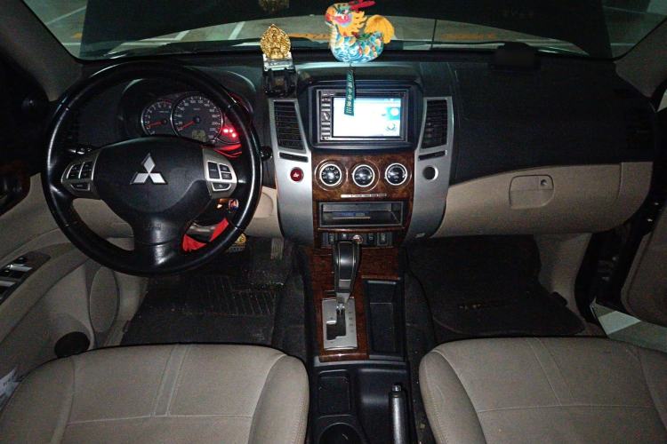 Used Mitsubishi Pajero Sport 2013 3.0L Automatic Two-Wheel Drive Luxury Edition Center Console