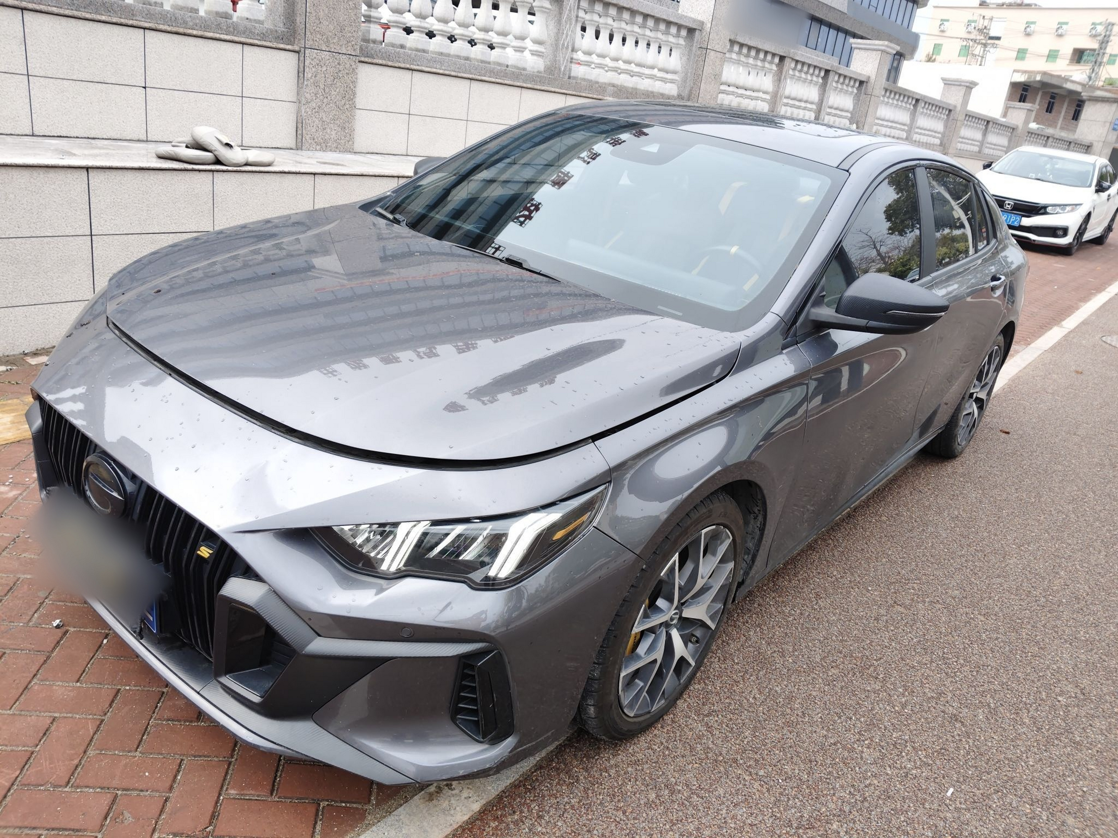 Под передней частью автомобиля