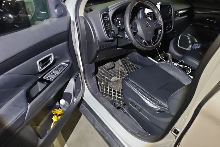 Used Mitsubishi Outlander 2019 2.4L 4x4 Zhi Xiang Edition 5 Seats China V Emission Standard