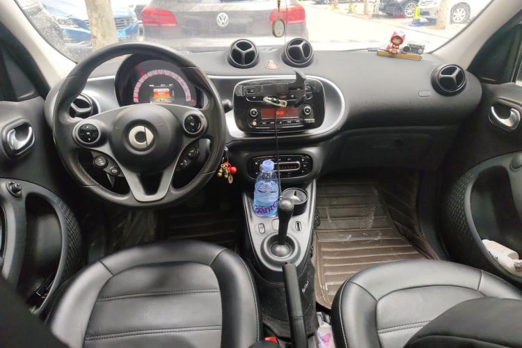 Used smart forfour 2016 1.0L 52 kW Passion Edition Center Console