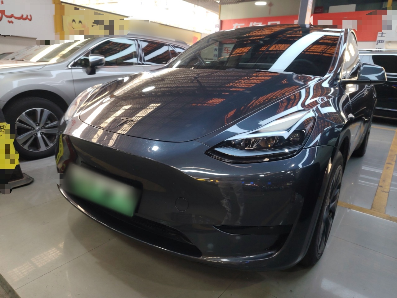 تحت مقدمة السيارة