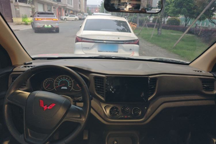 Used Wuling Hongguang V 2022 1.5L Enjoy Edition Electric-Powered LAR Center Console