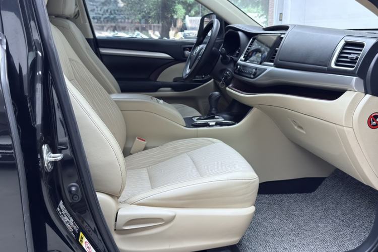 Used Toyota Highlander 2017 2.0T Four-Wheel Drive Elite Edition 7-Seater Interior 9