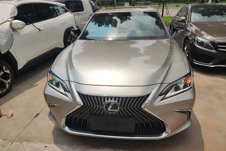 Used Lexus ES 2020 300h Premier Edition Front