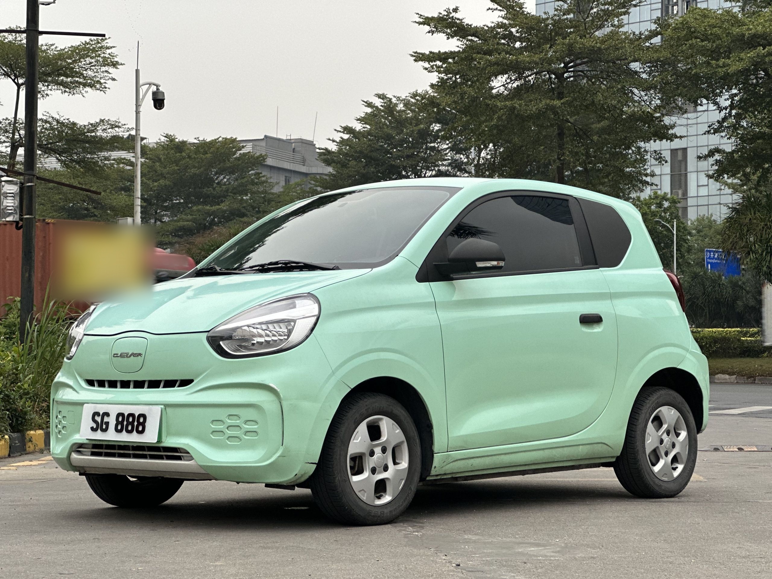 تحت مقدمة السيارة