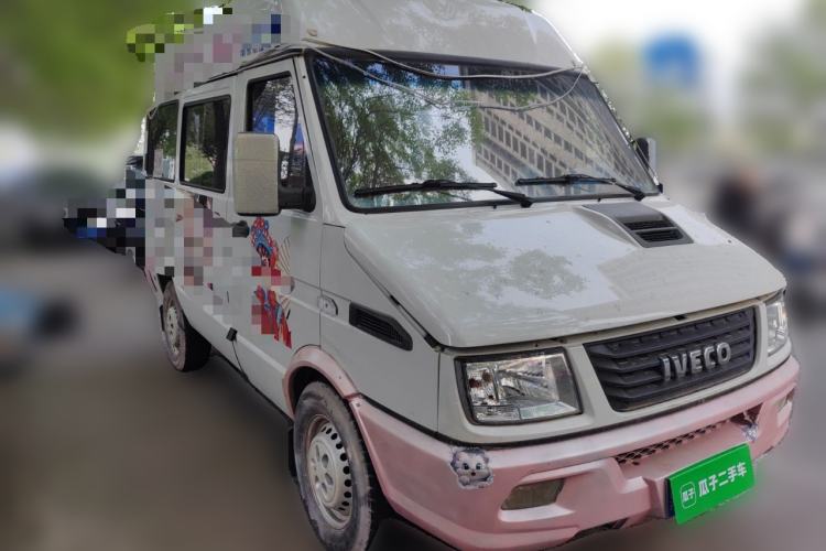 Used Iveco Daily 2017 2.5T A35 Passenger Van 5-7 Seats Model 47Z5 Front Right 45 Deg