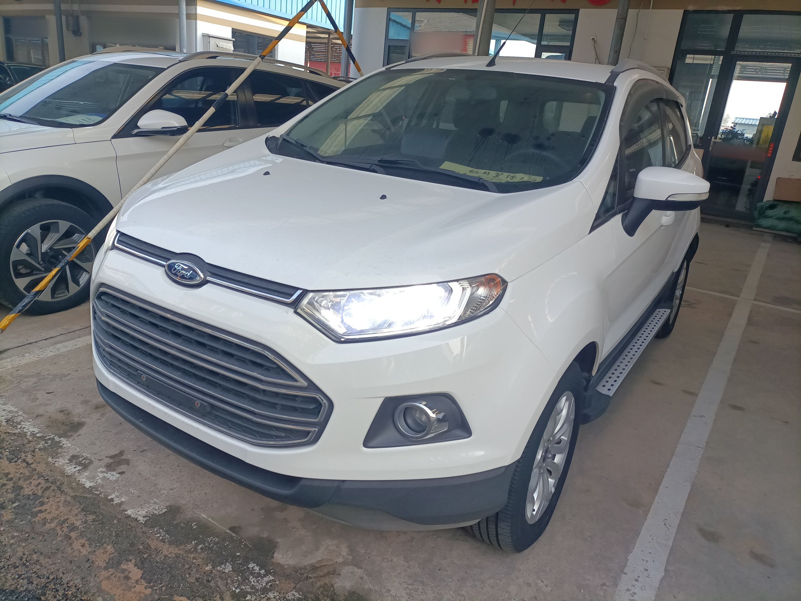 Под передней частью автомобиля