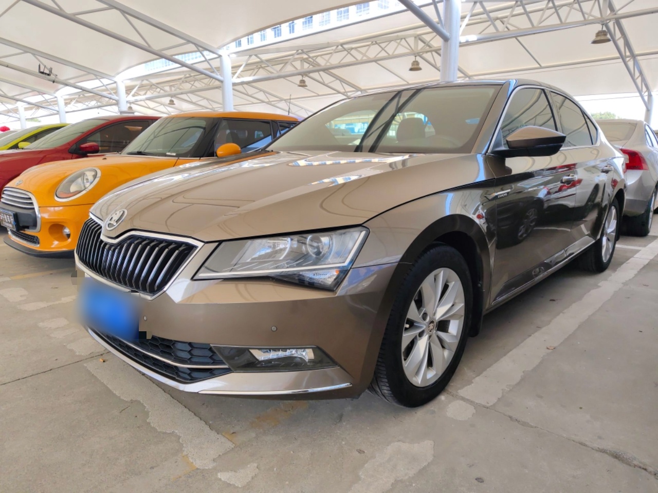 تحت مقدمة السيارة