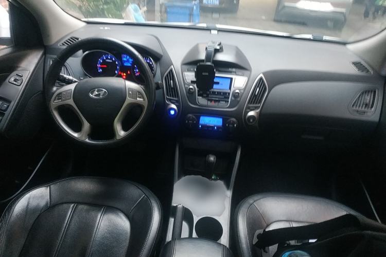 Used Hyundai ix35 2012 2.0L Automatic Two-Wheel Drive Elite Edition GLS Center Console