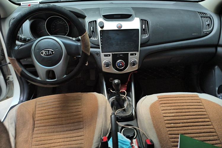 Used Kia Forte 2014 1.6L MT GL Center Console