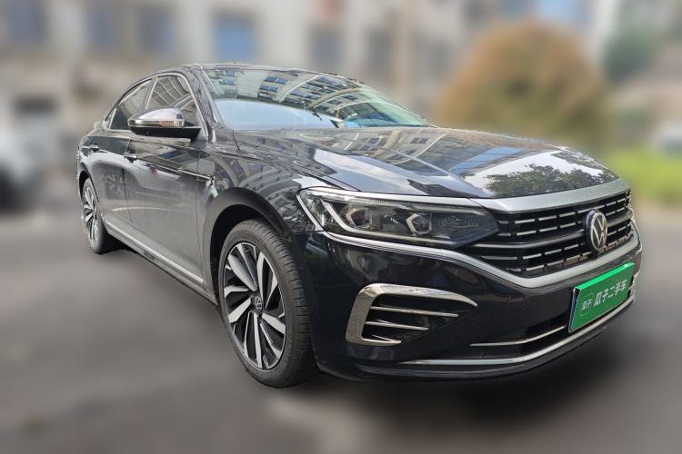 Used Volkswagen Passat 2023 Facelift 330TSI Luxury Edition Front Right 45 Deg