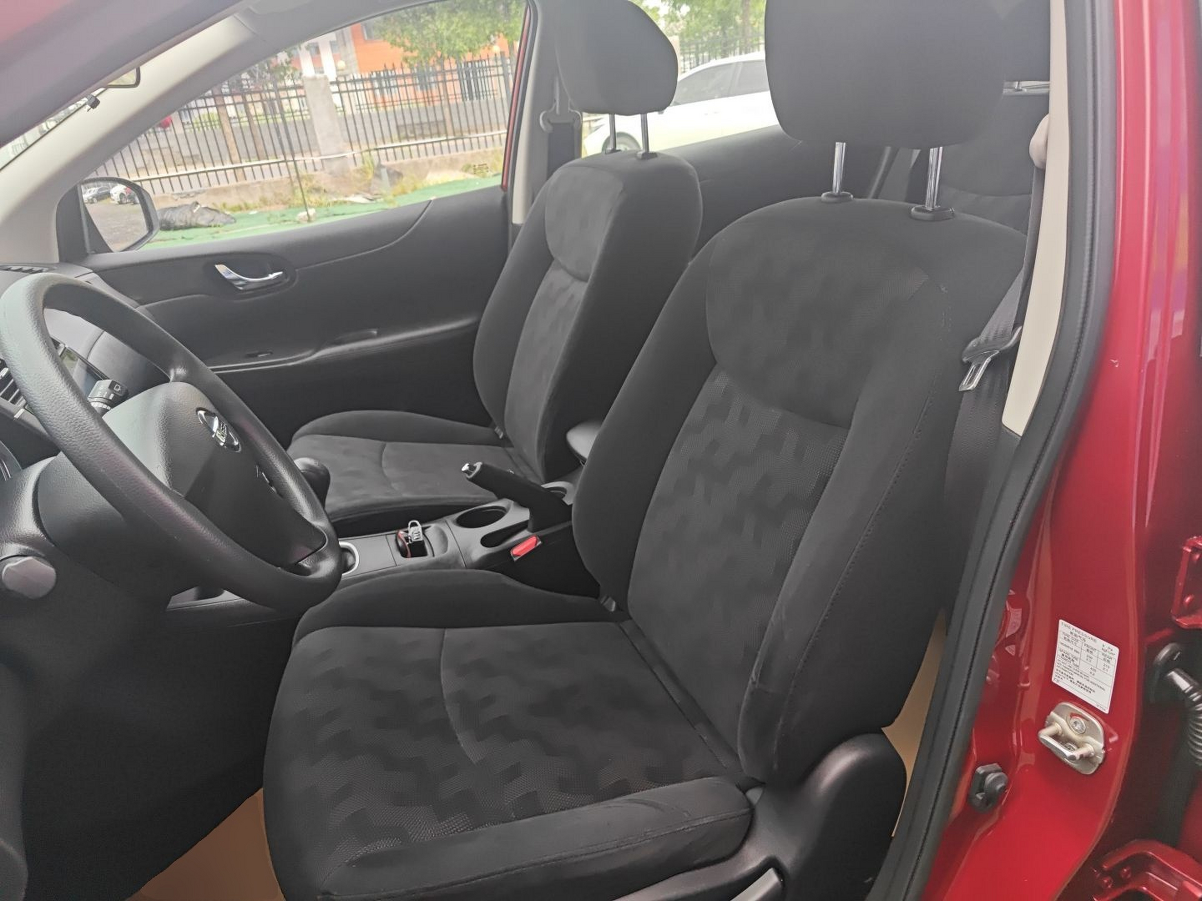 المقاعد الأمامية داخل السيارة