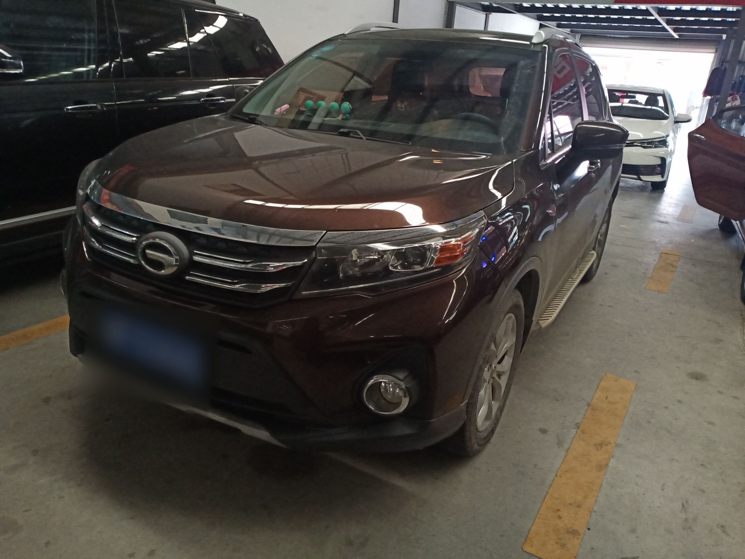 Под передней частью автомобиля