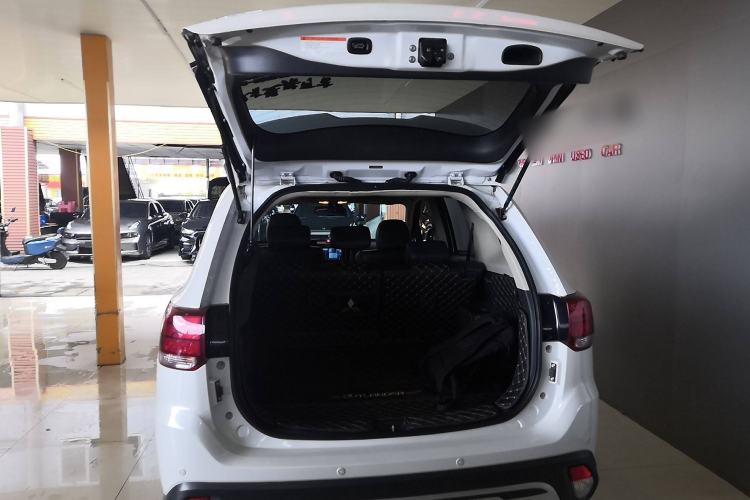 Used Mitsubishi Outlander 2019 2.4L 4x4 Zhi Xiang Edition 5 Seats China VI Standard
