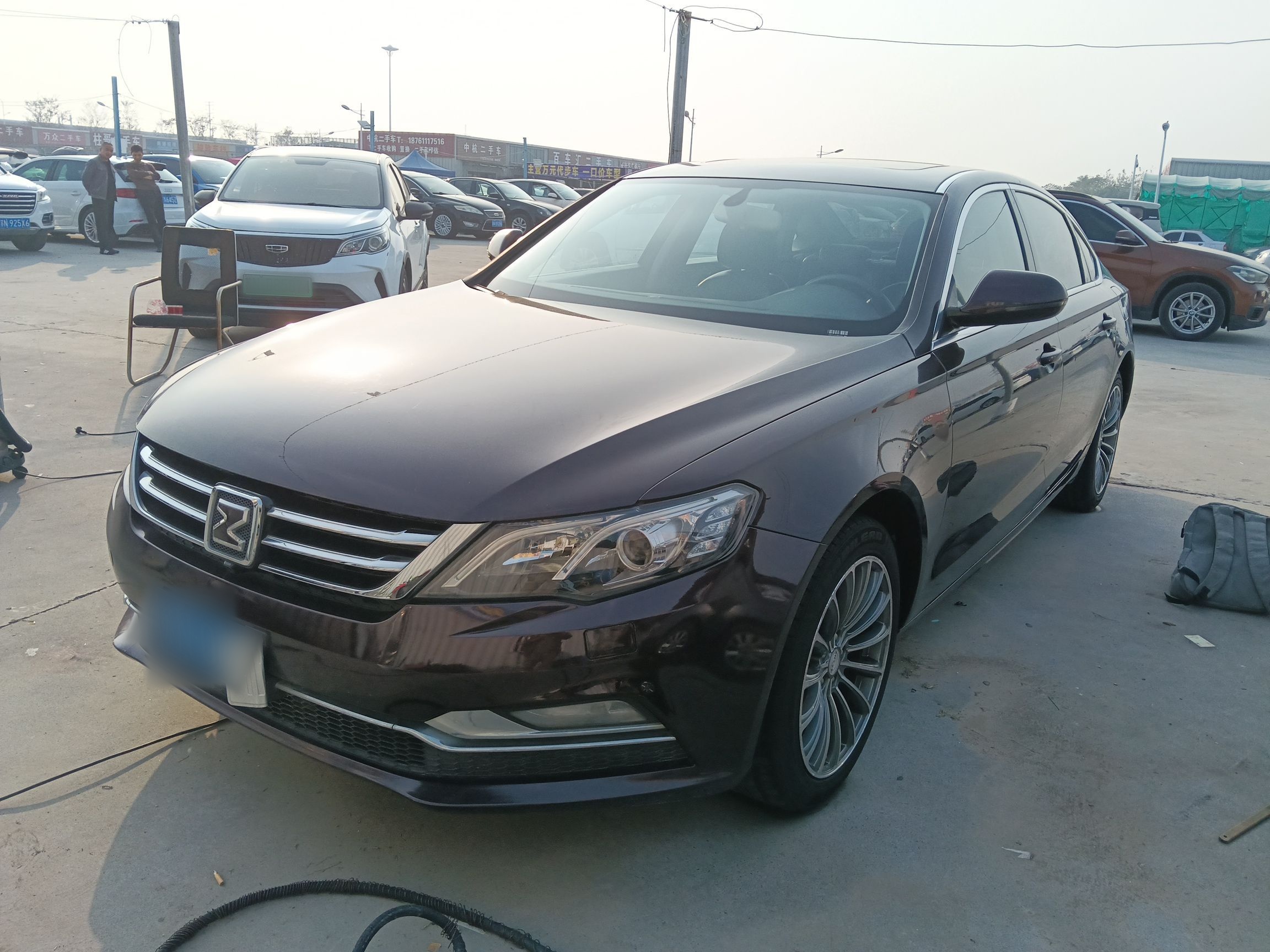 تحت مقدمة السيارة