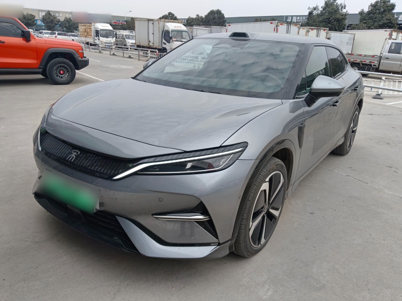 تحت مقدمة السيارة