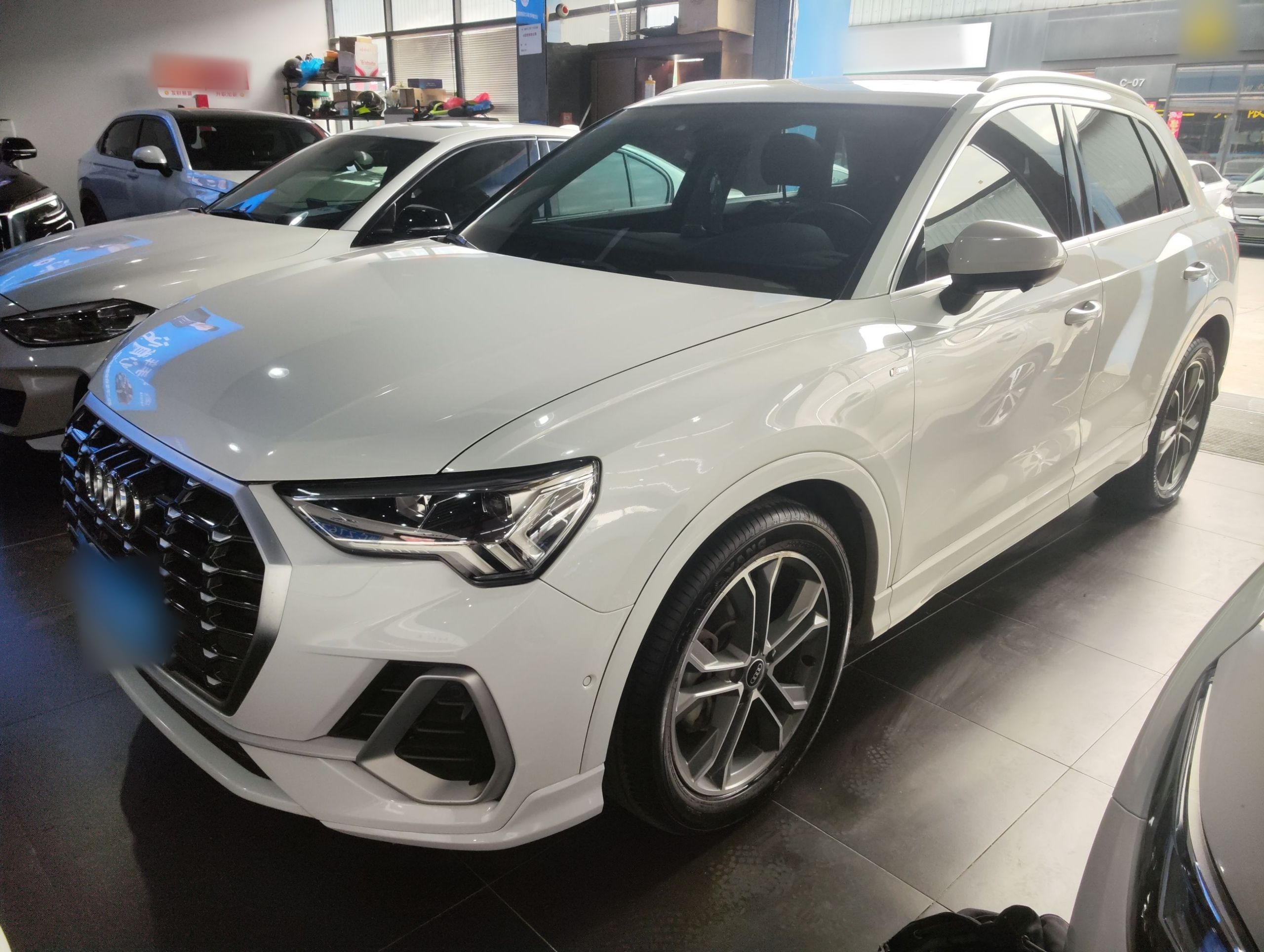 تحت مقدمة السيارة