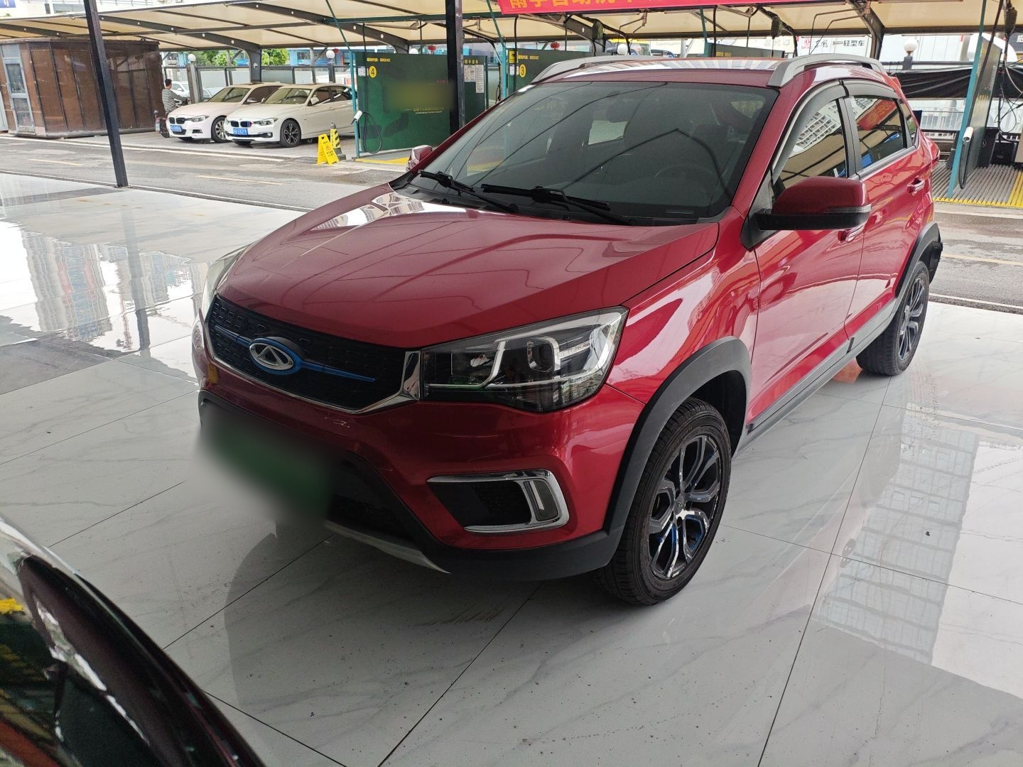 تحت مقدمة السيارة