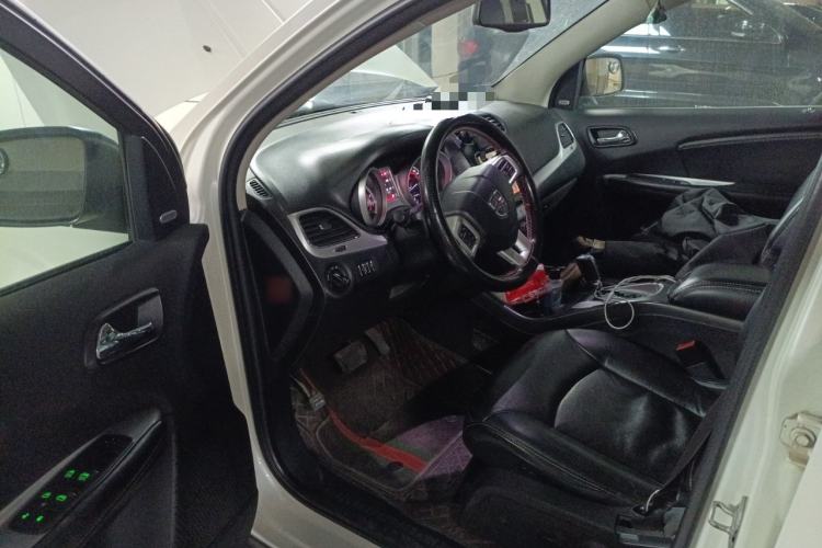 Used Dodge Journey 2013 2.4L Two-Wheel Drive Luxury Version Driver Seat