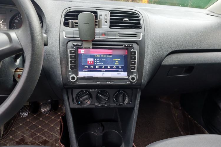 Used Volkswagen Polo 2016 1.4L Manual Fashion Model Audio And AC Panel