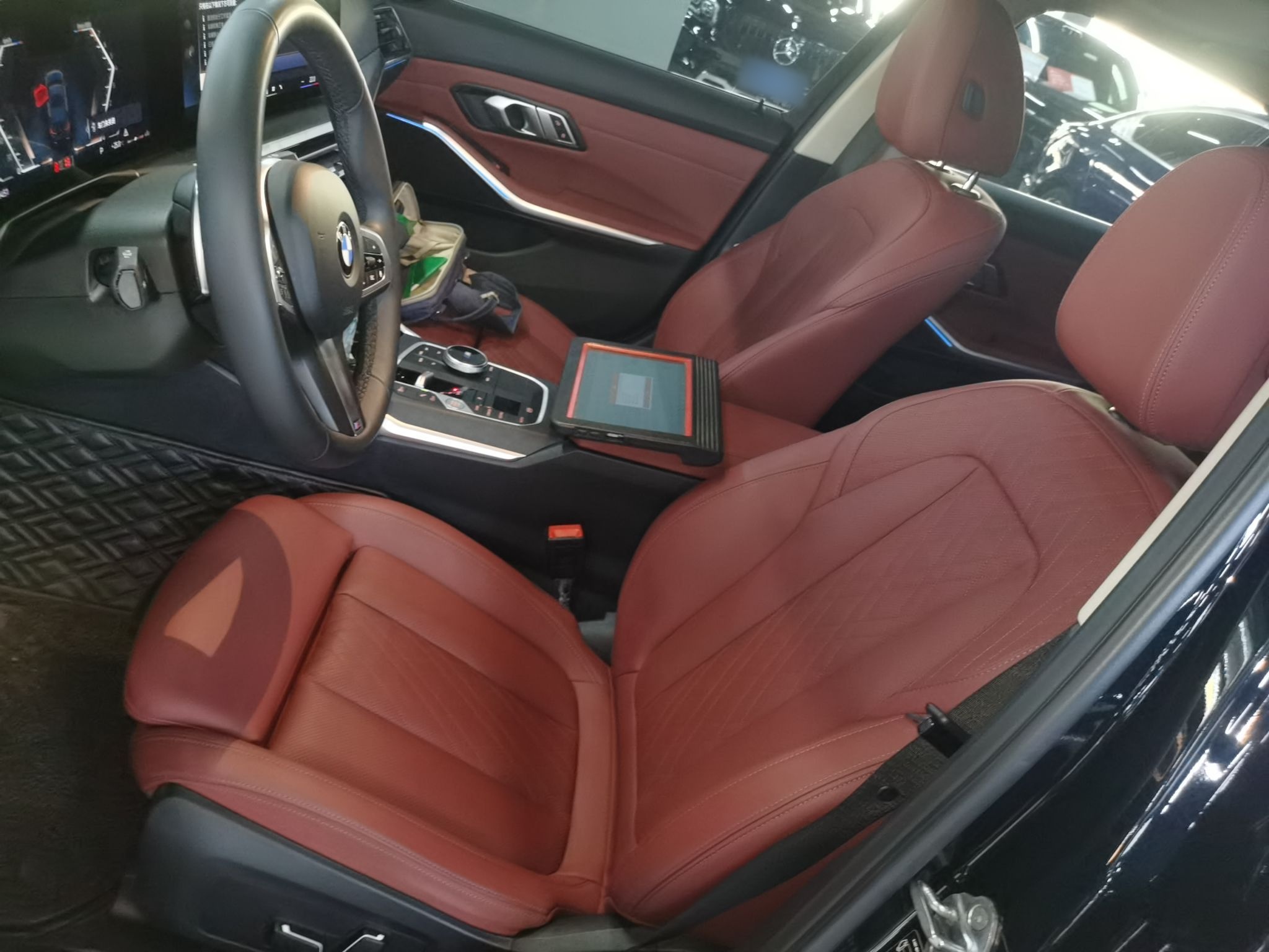 المقاعد الأمامية داخل السيارة