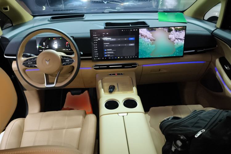 Used VOYAH Dream 2025 PHEV Four-Wheel Drive Prestige Kunpeng Edition Center Console