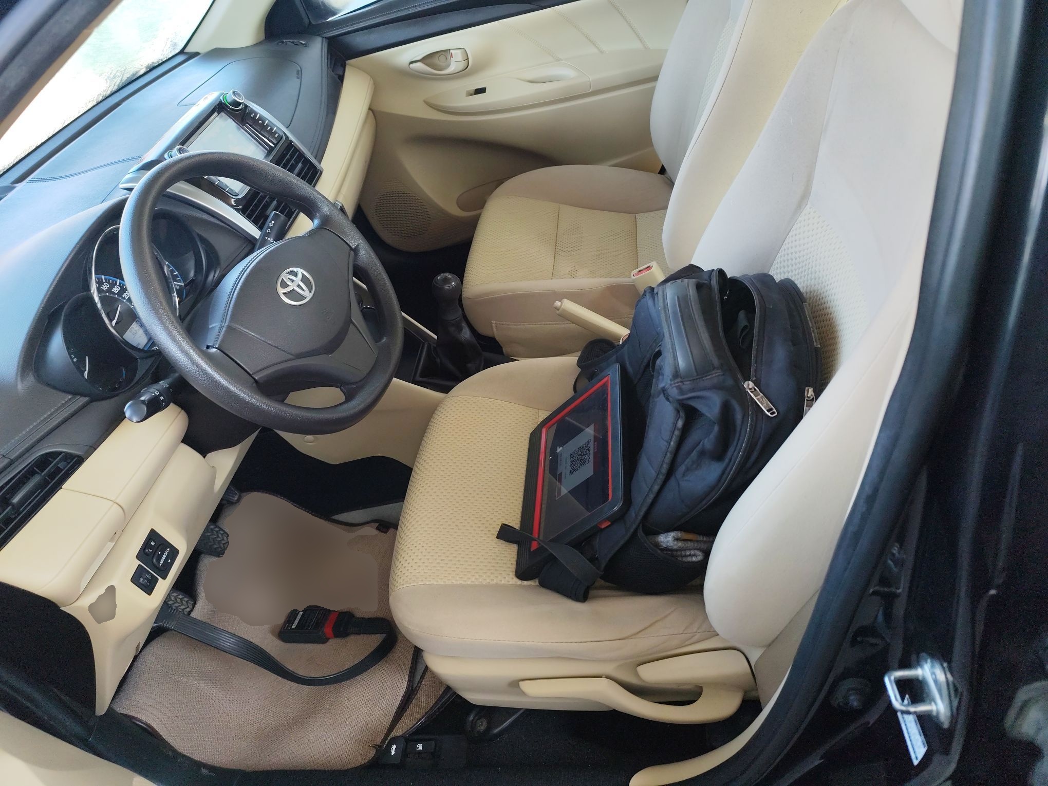 المقاعد الأمامية داخل السيارة