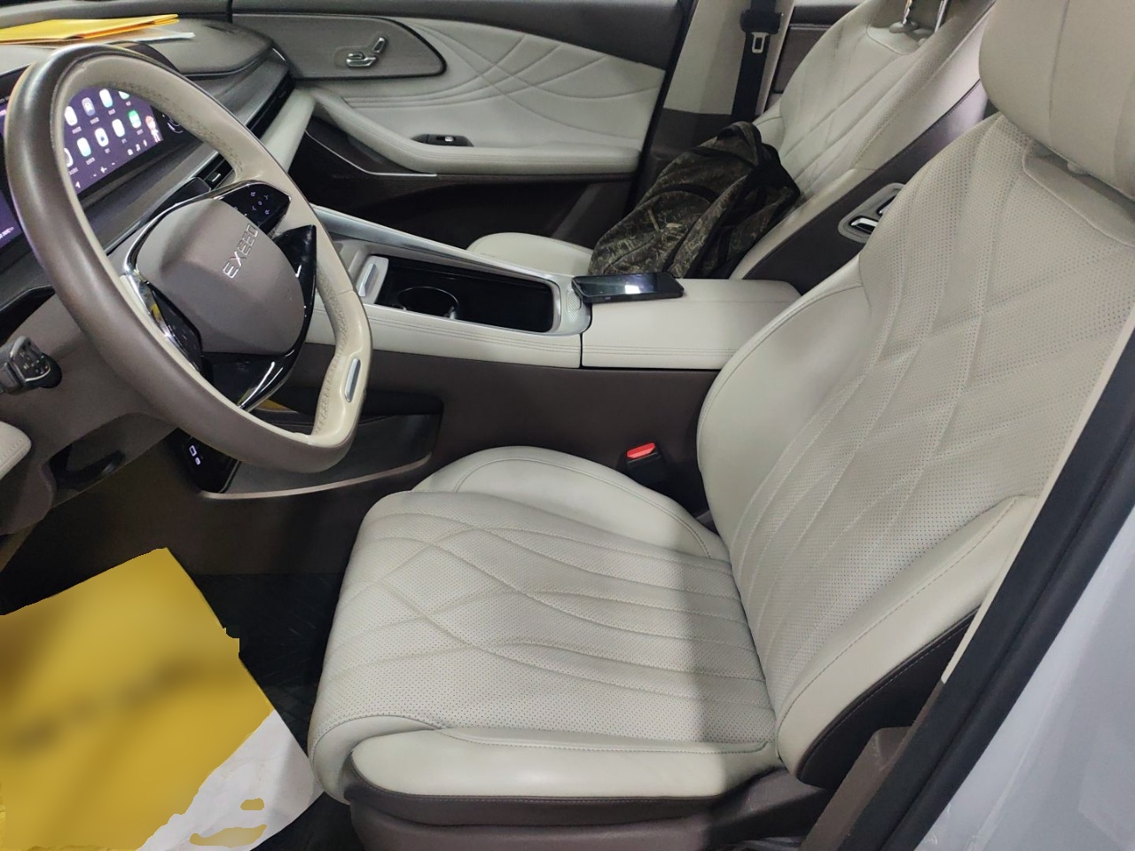 المقاعد الأمامية داخل السيارة