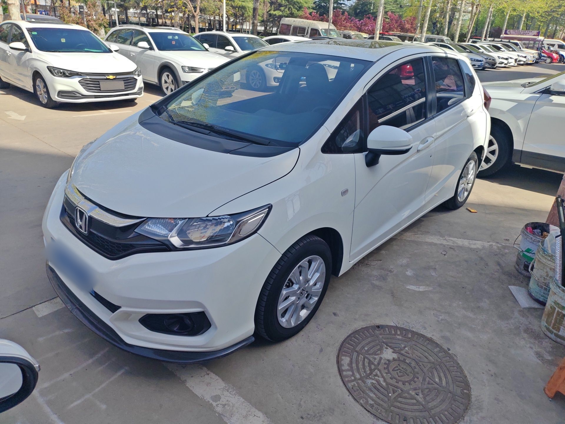 تحت مقدمة السيارة