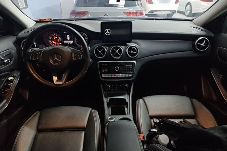Used Mercedes-Benz GLA 2017 GLA 220 4MATIC Fashion Model Center Console