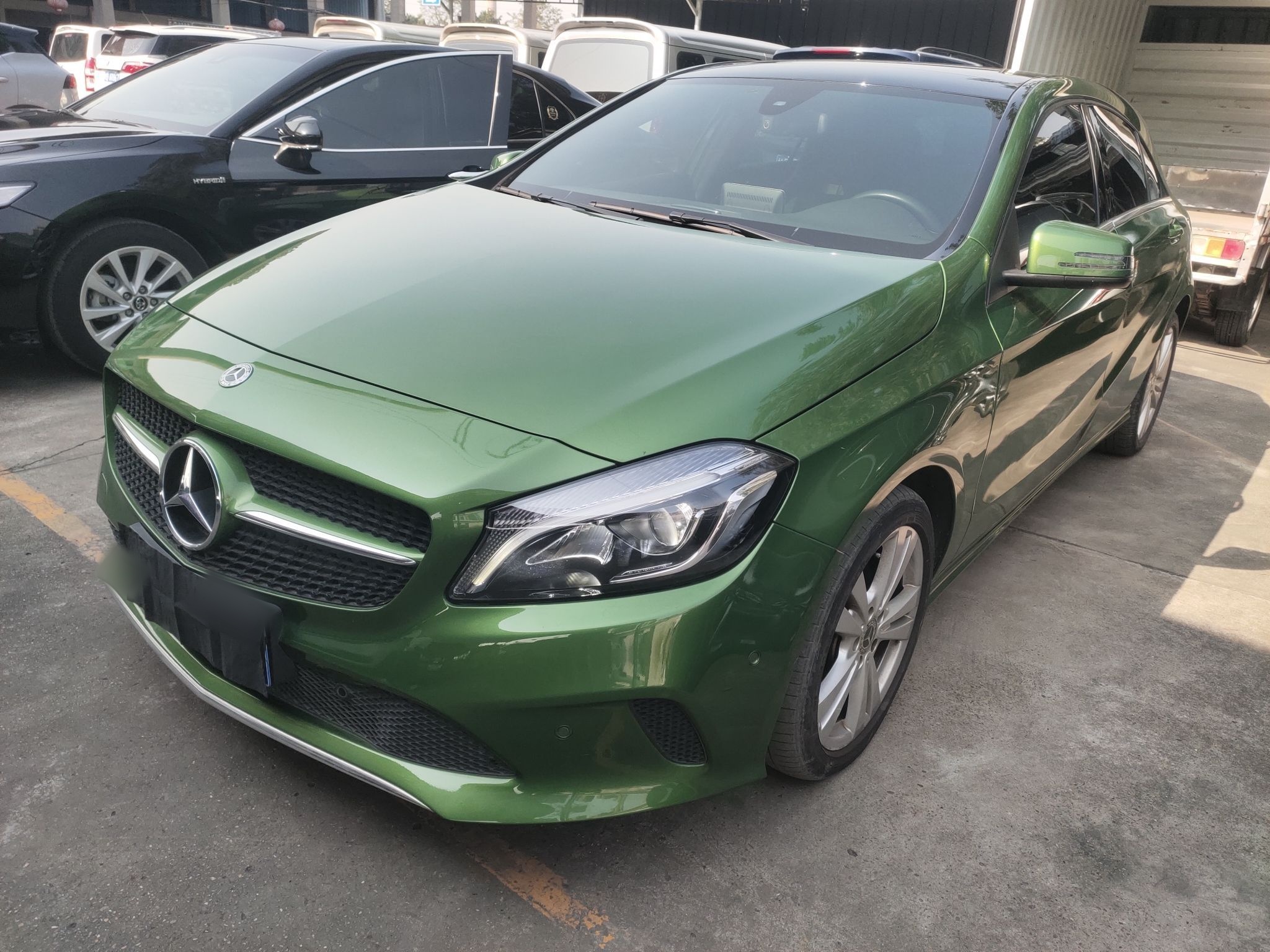 Под передней частью автомобиля