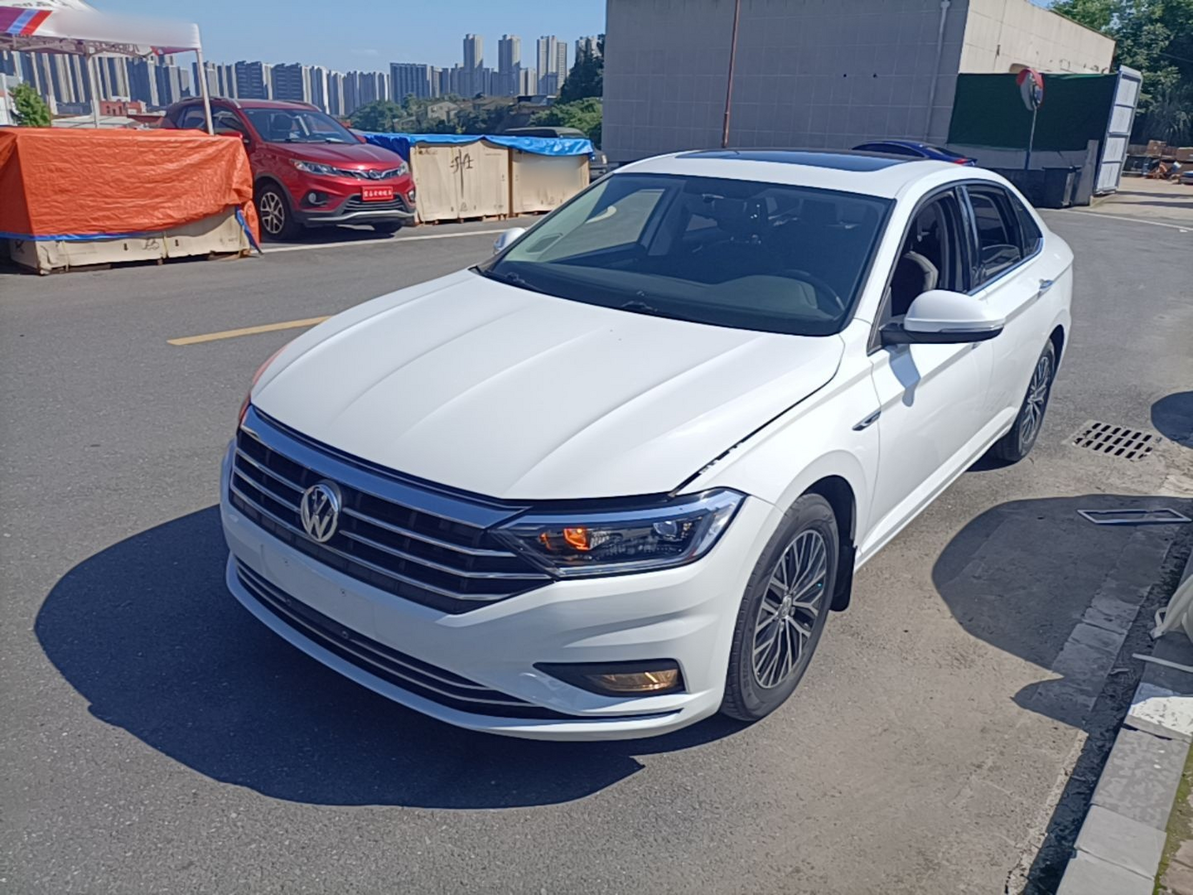 Под передней частью автомобиля