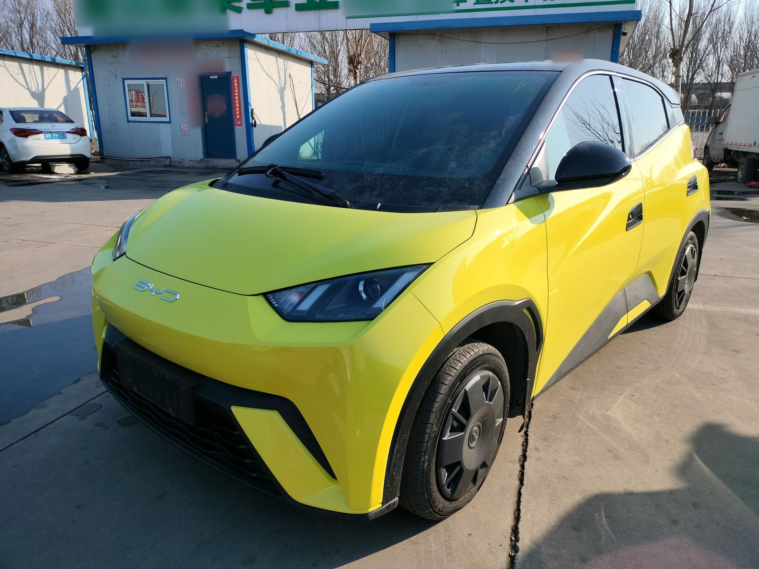 تحت مقدمة السيارة