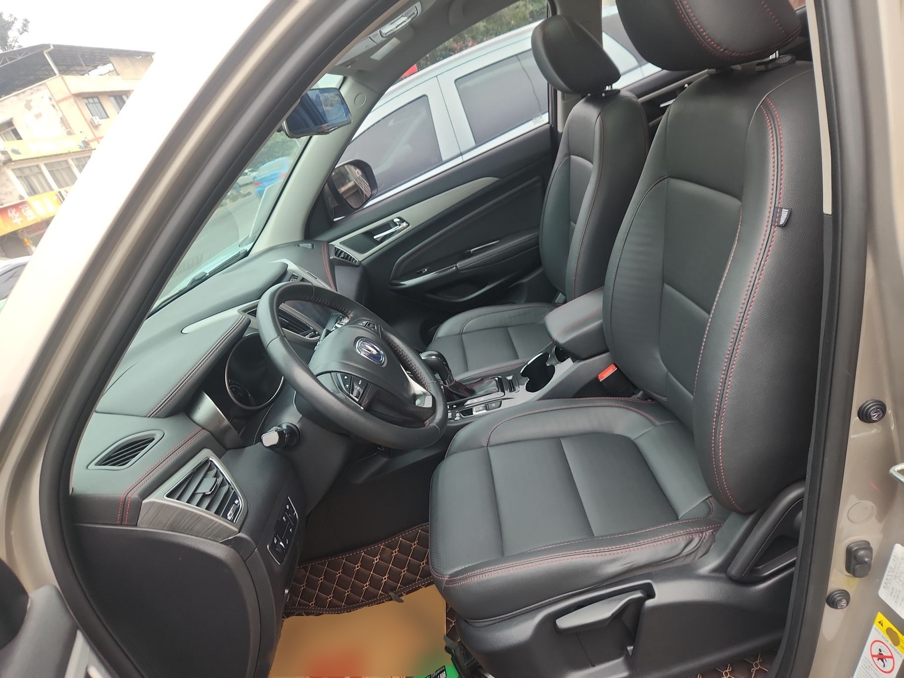 Переднее сиденье в автомобиле