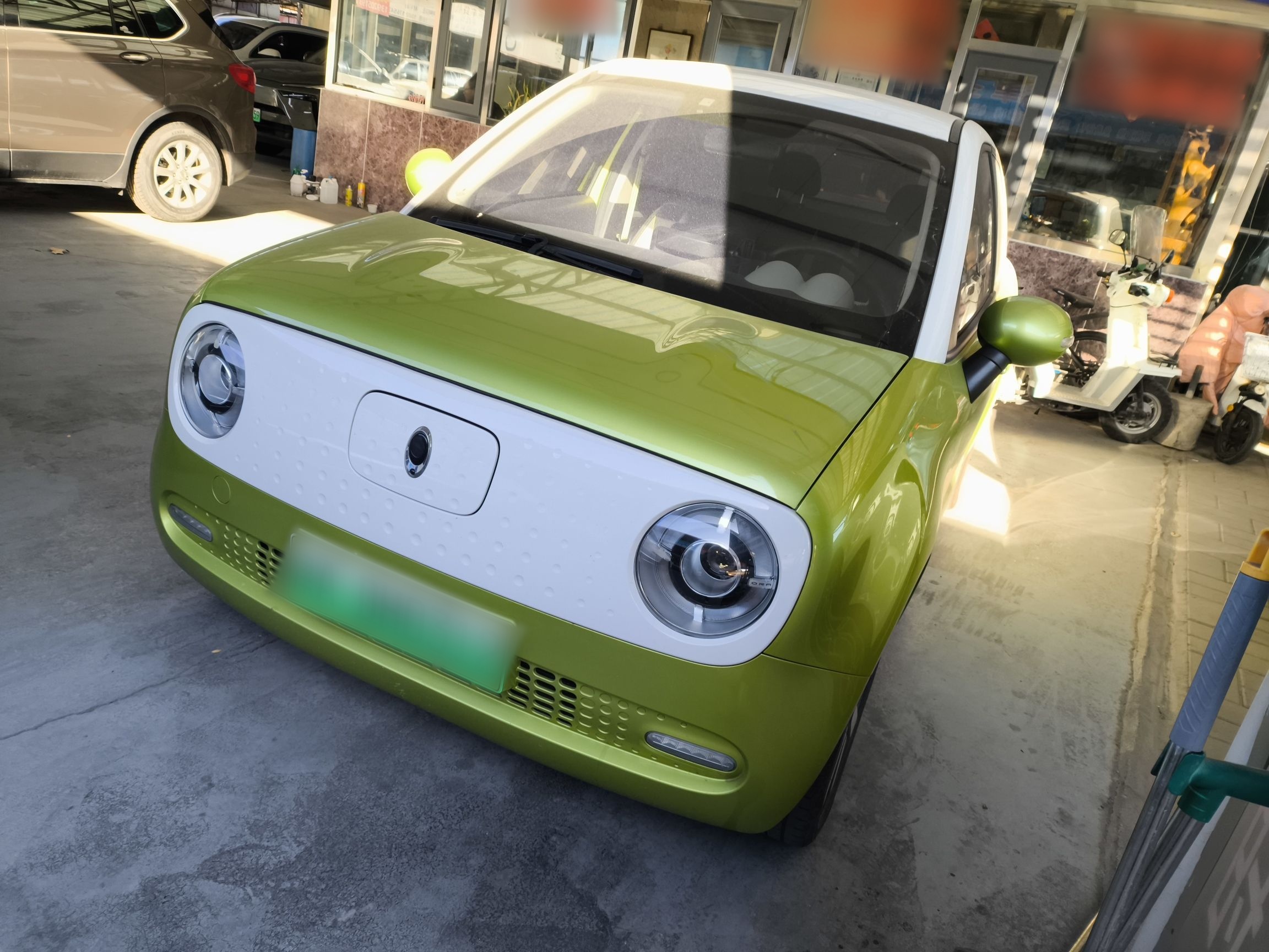 تحت مقدمة السيارة