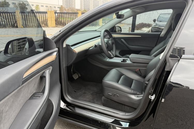 Used Tesla Model Y 2022 Long-Range All-Wheel-Drive Version Interior 11